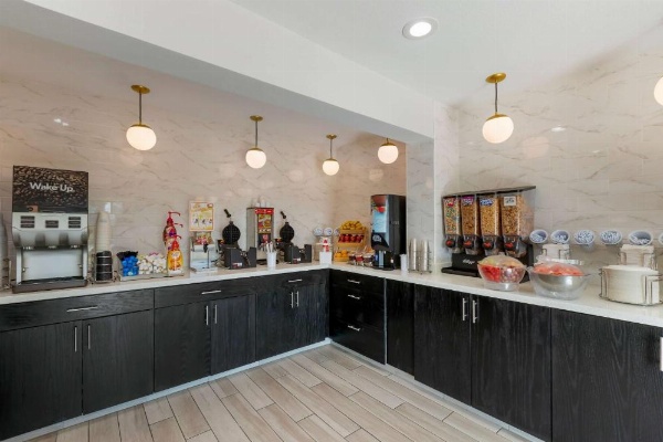 La Quinta Inn & Suites by Wyndham Des Moines West Clive image 18