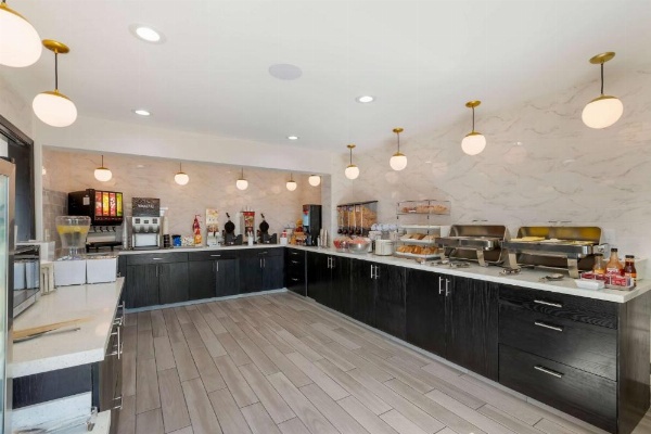 La Quinta Inn & Suites by Wyndham Des Moines West Clive image 19