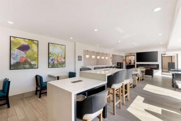 La Quinta Inn & Suites by Wyndham Des Moines West Clive image 20