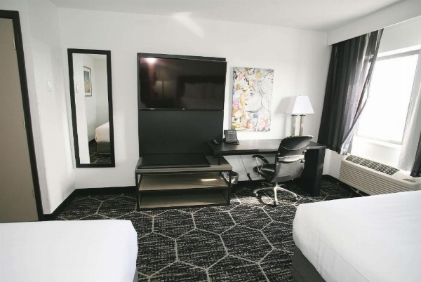 La Quinta Inn & Suites by Wyndham Des Moines West Clive image 25