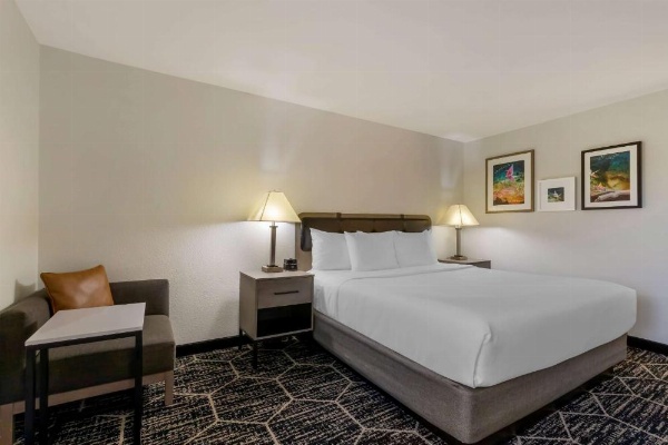 La Quinta Inn & Suites by Wyndham Des Moines West Clive image 27